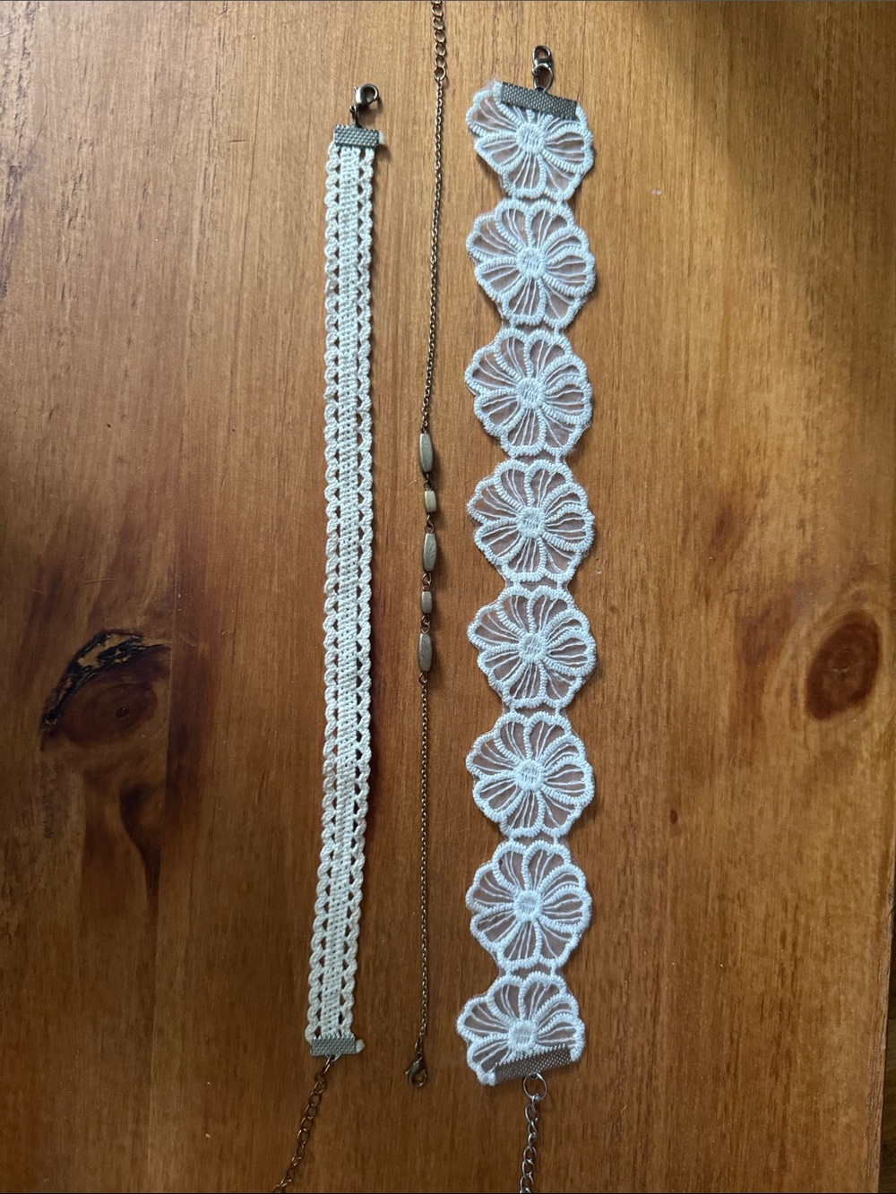 Women’s Floral Lace and Crochet Choker Set - White